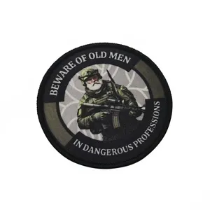 Nahaufnahme des taktischen Scharfschützen-Veteranen-Aufnähers mit deutlicher Stickerei.