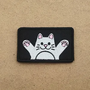 Lindo gato tactico bordado parche insignia, negro y blanco dibujo animado motivo.