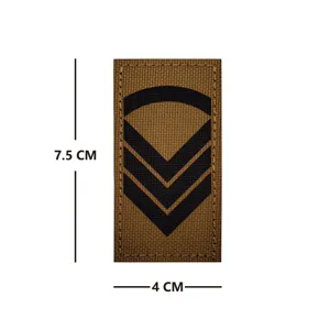 Vista detallada del parche táctico de nailon, tela caqui con diseño de cheurón, 7.5x4cm.