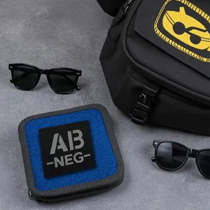 Conjunto de parches tácticos cuadrados de grupo sanguíneo con mochila y gafas plano.