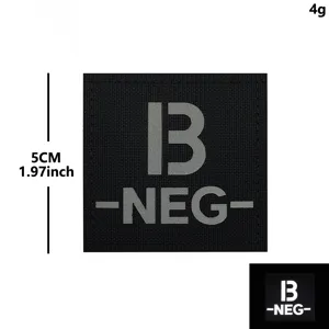 Parche táctico de grupo sanguíneo con diseño reflectante B NEG para equipamiento.