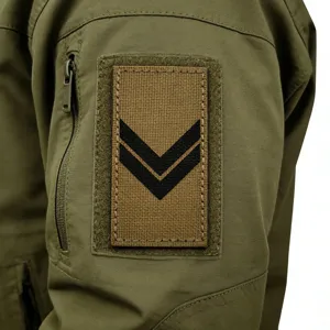 Parche de rango militar táctico con base de nylon caqui y galones negros para uniformes y bolsos.