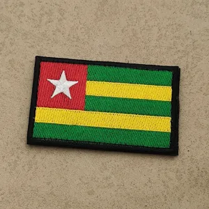 Vista ravvicinata e dettagliata della patch ricamata con la bandiera nazionale del Togo.