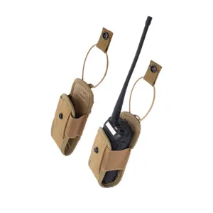 Bolsita táctica para walkie-talkie MOLLE accesorio detalle en nailon kaki muy resistente.