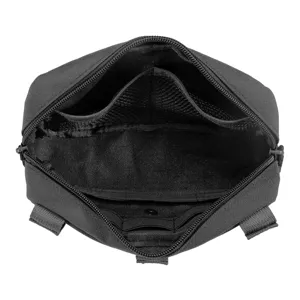 Vista detallada del interior de la bolsa táctica negra con bolsillos de malla y material resistente