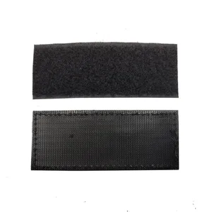Vista detallada del parche de cierre de velcro táctico negro hecho de tela de nailon duradera.