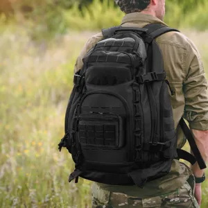 Mochila táctica duradera con correas MOLLE cortadas por láser y una práctica bolsa EDC.