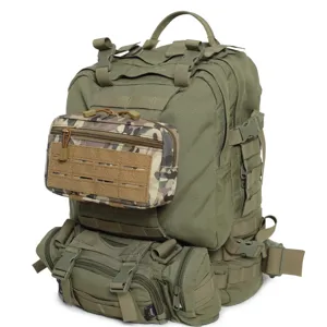 Vista detallada de mochila táctica con diseño modular verde, camuflaje y MOLLE.