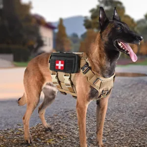 Arnés táctico para perros con bolsa médica modular para entrenamiento al aire libre.