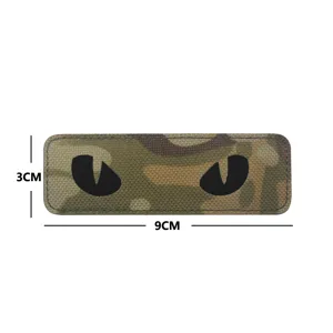 Parche táctico de ojos de gato con patrón de camuflaje y velcro para mochila militar.