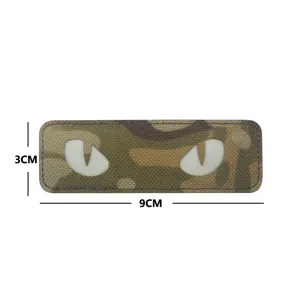 Parche táctico moral con ojos de gato luminosos, diseño de camuflaje, tamaño 9x3 cm.