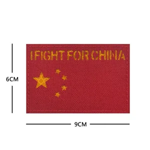 Tactische morele badge geborduurd in rood met sterren en tekst voor uitrusting.