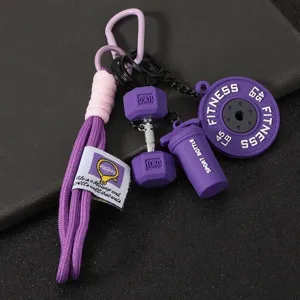 Llavero de fitness de PVC morado con barra, mancuerna y botella shaker para mochila.