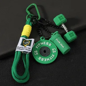 Conjunto de llavero de fitness de PVC verde con amuletos de mancuerna y agitador.