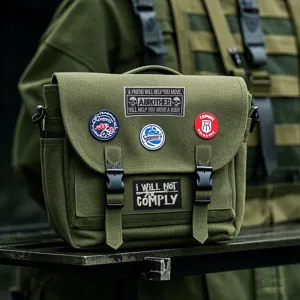 Sac messenger en toile tactique avec des patchs brodés, sac bandoulière militaire.