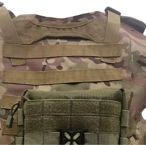 Gilet tactique avec sangles MOLLE et pochette, détail d'équipement militaire robuste.