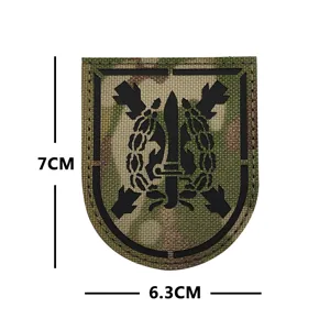 Taktischer Moral-Patch mit lasergeschnittenem Militärmesser-Design und Klettverschluss.