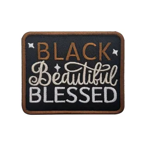 Parche táctico bordado con fondo negro y texto inspirador para mochilas y gorras.