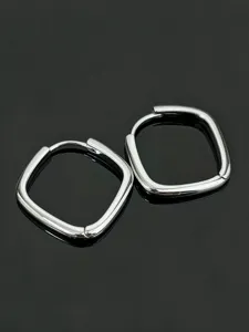 Detailaufnahme minimalistischer quadratischer Silber-Creolen mit polierter glänzender Oberfläche.