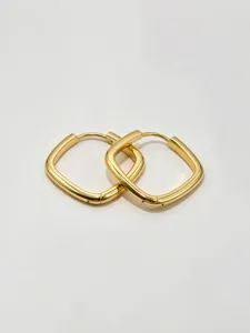 Nahaufnahme minimalistischer quadratischer Gold-Creolen, glänzende Metalltextur, elegantes.