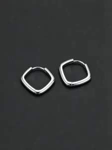 S925 Sterling Silber quadratische Ohrringe minimalistischer Stil Detailaufnahme des Designs