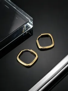 Detailaufnahme von minimalistischen quadratischen Sterling Silber Creolen in Gold.