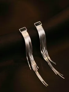 Lange S925 Silber Quasten Ohrringe mit schwarzem Stein Detail, elegante Hängeoptik fein.