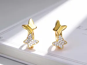 Exquisite goldene Schmetterlings-Creolen mit Zirkonia-Steinen, elegantes Detailfoto.
