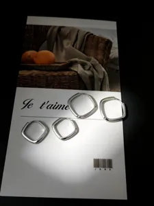 Sterling Silber quadratische Creolen minimalistisch geometrisch kleine Ohrringe Detailaufnahme