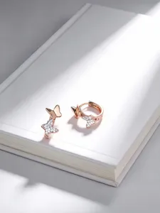 Nahaufnahme von exquisiten Roségold Schmetterlings-Ohrringen mit funkelnden Zirkoniasteinen.