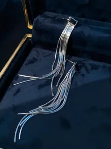 Nahaufnahme Detail von Sterlingsilber Schlangenkette Quasten Ohrringen mit schwarzem Stein.