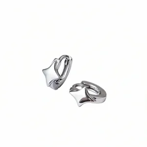 Silberne vierzackige Stern Creolen für Damen, minimalistische Sterling Silber Ohrringe.