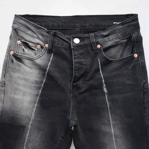 Dettaglio ravvicinato di jeans a zampa d'elefante in stile retro americano nero