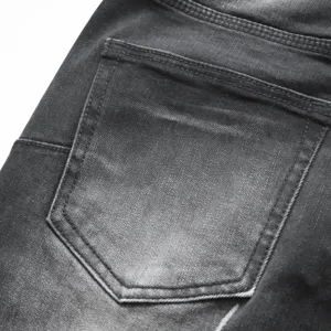 Dettaglio ravvicinato della tasca posteriore di jeans a zampa neri vintage