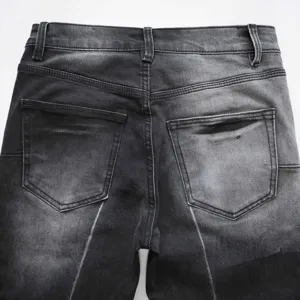 Dettaglio delle tasche posteriori e del lavaggio di jeans in denim nero retrò dalla linea slim.