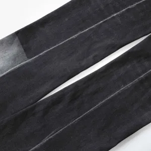 Macro veduta della trama del tessuto denim nero vintage con effetti lavati di qualità