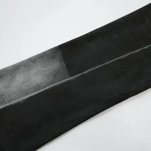 Primo piano del tessuto denim nero lavato con una sottile texture vintage e sbiadita