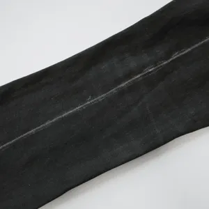 Dettaglio ravvicinato di jeans neri flare american retro che mostra tessuto e sfumatura