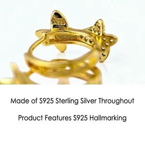 Nahaufnahme der Sterling Silber Schmetterling Stern Creolen mit funkelnden Zirkonia.
