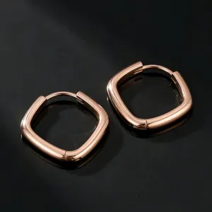 Minimale quadratische Creolen in Roségold Optik aus echtem Silber, moderner Schmuck.