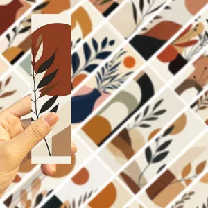 Close-up detail van boho botanische kunst bladwijzer in hand met retro patroon.
