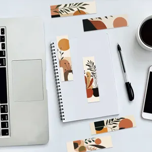 Gedetailleerd uitzicht op esthetische boho botanische boekenleggers op wit bureau.