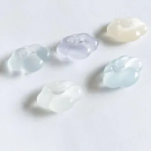 Gros plan de perles fleurs œil-de-chat translucides aux tons pastels pour bijoux DIY