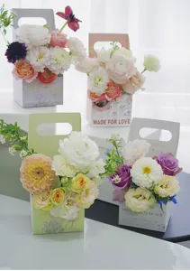 Detailaufnahme stilvoller Blumen Handtaschen Schachteln mit wunderschönen Gestecken für Geschenke.