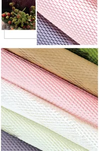Nahaufnahme von buntem Waben-Blumenverpackungs-Netzpapier mit Textur und Farben.
