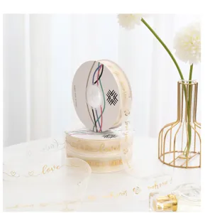 Transparant lint met goudfolie liefdesprint voor bloemboeketverpakking en DIY-cadeauverpakking.