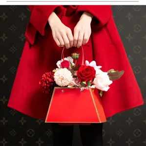 Rode trapeziumvormige bloemencadeauhandtas met kunstmatige rozen en dahlia-details
