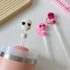 Joli mignon couvercle de paille tete de mort 10mm en PVC anti-poussiere pour tasses.