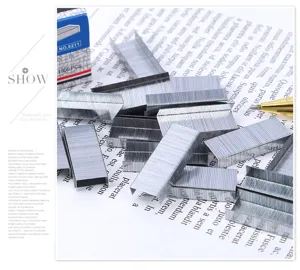 Standard Büroklammern aus Metall im Detail, ideal für den täglichen Büro- und Schreibbedarf.