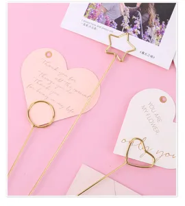 Detailansicht der goldenen Blumenkartenhalter, ideal für Blumensträuße und Geschenkverpackungen.